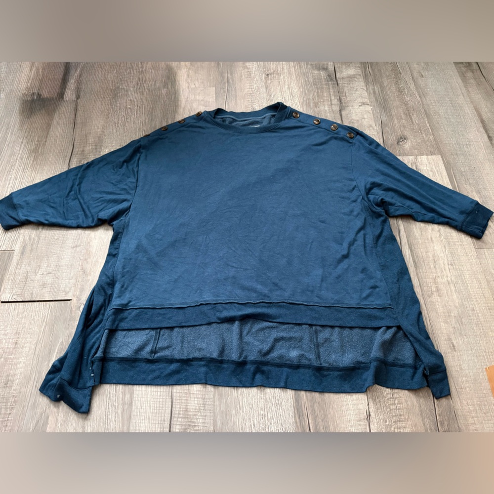 The Sweatshirt Project bouton bottom accent stylish sweater